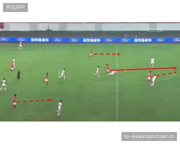 足球场上的奇迹：后场长传助攻的艺术与战术